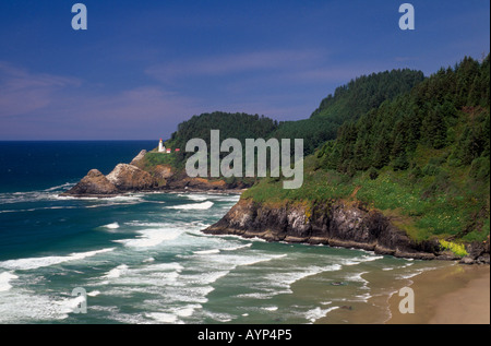 USA North America Oregon Heceta Head Blick entlang der felsigen Küste vorbei Sandstrand zum Heceta Head Lighthouse in der Ferne Stockfoto