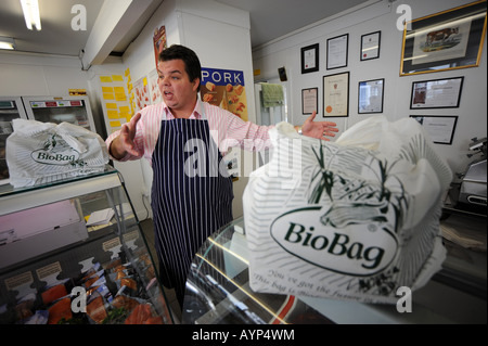 Simon Wilkinson ein Metzger in seinem Geschäft in Modbury, South Devon, Großbritannien, die Bio-abbaubare Taschen für seine Produkte verwendet. Stockfoto