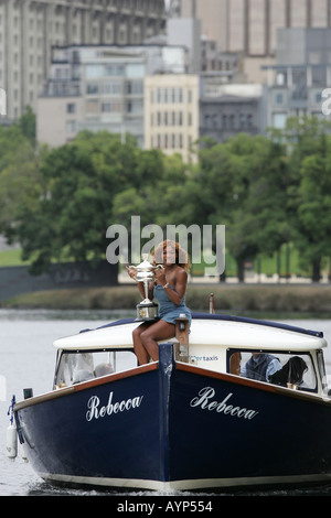 Serena Williams uns zeigt sich der Pokalsieger 2005 Australian Tennis Open Stockfoto