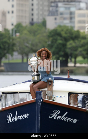 Serena Williams uns zeigt sich der Pokalsieger 2005 Australian Tennis Open Stockfoto