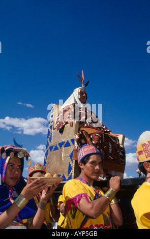 PERU Südamerika Cuzco Ehefrau von Kaiser Pachacuti in ihrem Thron bei Inti Raymi Festival der Sonne durchgeführt werden Stockfoto