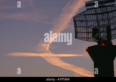 England London Heathrow Airport Transport Luft Radar Scanner im Vordergrund mit Kondensstreifen Himmel in Form eines Flugzeugs Stockfoto