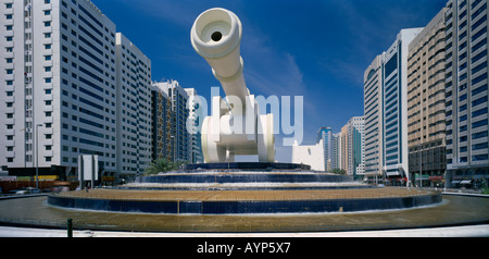 UAE Vereinigte Arabische Emirate Nahen Osten Golf Zustand Abu Dhabi City Center Al Ittihad Square abgewinkelt Blick auf riesige Skulptur der Kanone Stockfoto
