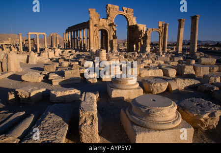 Syrien Middle East Central Tadmur monumentale hohe Mittelbogen flankiert von unteren Bögen auf jeder Seite und colonnaded Straße bleibt Stockfoto