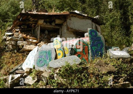Farbenfrohe Mani-Steine mit tibetischen Gebeten in Dharamsala, Himachal Pradesh, Indien. Traditionelle buddhistische religiöse Artefakte im Himalaya. Stockfoto