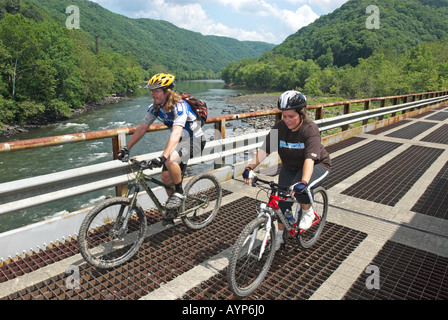 Radfahrer auf einer Brücke in der Nähe von Thurmond Geisterstadt, Fayette County, West Virginia, USA Stockfoto