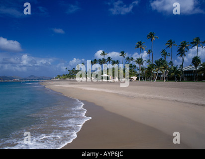 WEST INDIES Karibik Nevis Pinneys Strand vier Jahreszeiten Resort Hotel sandigen Strand mit Kokospalmen gesäumt Stockfoto