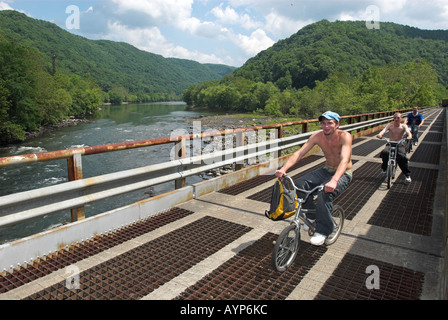 Radfahrer auf einer Brücke in der Nähe von Thurmond Geisterstadt, Fayette County, West Virginia, USA Stockfoto