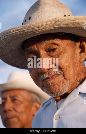 Mexiko Mittelamerika Yucatan Hoctun Kopf und Schultern Porträt des Lächelns ältere Männer mit Hüten Stockfoto