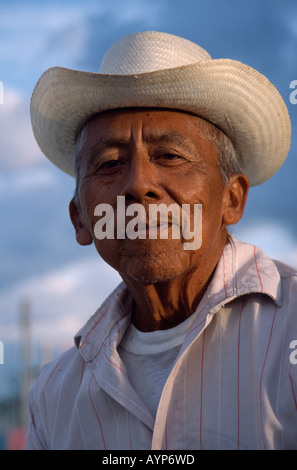 Mexiko Mittelamerika Yucatan Hoctun Kopf und Schultern Porträt des Lächelns älteren Mann mit Hut Stockfoto