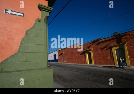 Mexiko Mittelamerika Oaxaca Stadt Architektur bunt gestrichenen Flachbau Gebäude in leere Straße außer für zwei Personen Stockfoto