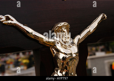 Silber Metall-Statue von Jesus Christus gekreuzigt auf dunkle Holzkreuz Stockfoto
