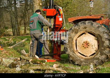 Stock Foto eines hydraulischen Protokolls Teilen Maschine angeschlossen an einen Traktor die Maschine benutzt wird, um große Holzscheite gespalten die Stockfoto