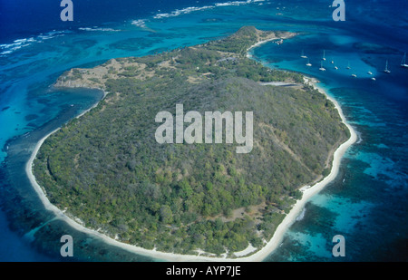 Grenadinen Karibik West Indies Petit St. Vincent Luftaufnahme über die Insel, umgeben von Korallenriff und weißen Sandstränden Stockfoto