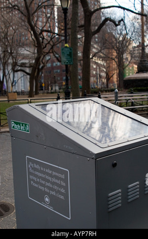 Big Belly solar angetriebene Müllpresse in Union Square Manhattan, New York USA Stockfoto