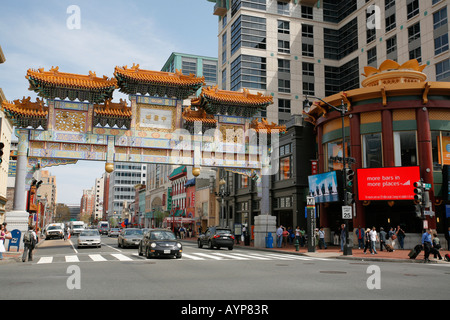 Niedrigen Winkel Blick auf ein Tor, Freundschaft Torbogen, Chinatown, Washington DC, USA Stockfoto