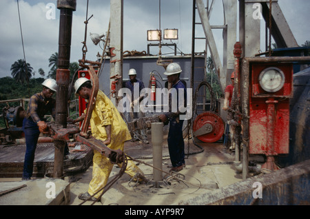 NIGERIA Westafrika Rivers State Industriearbeiter auf Shell-Bohrinsel Bohrinsel Stockfoto