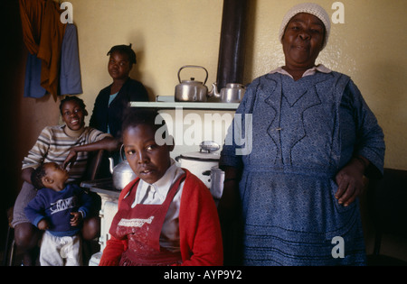 SOUTH AFRICA Gauteng Soweto Township Porträt der Familie in der heimischen Küche Interieur Stockfoto