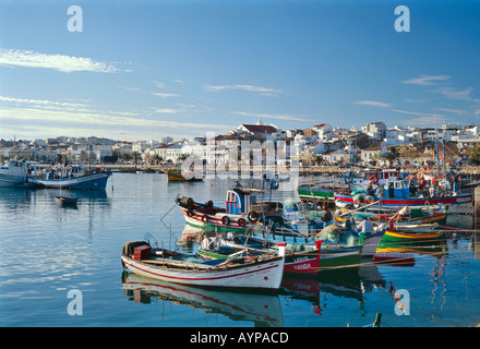 Portugal Algarve Lagos Stadt über die Fischerboote im Hafen gesehen Stockfoto