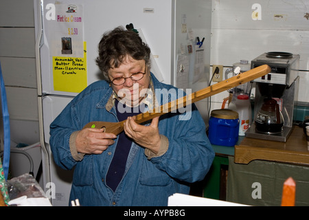 Appalachen eine Saite zupfen Stick, gespielt von einer Verkäuferin Stockfoto