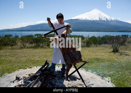 Koch Braten Lamm See Llanquihue und Osorno Vulkan Chile Modell veröffentlicht Stockfoto