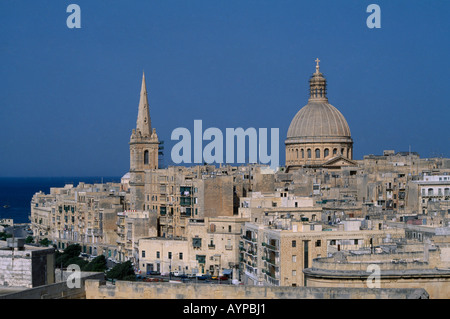 MALTA Valletta Blick über die Hauptstadt mit anglikanische Kathedrale am linken und gewölbte Karmeliterkirche rechts Stockfoto