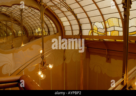 Belgien-Brabant-Brüssel-Jugendstil-Treppenhaus und gläserne Decke im Inneren des Horta-Museums Stockfoto