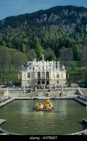 Deutschland Bayern Bayern Schloss Linderhof Palace außen Touristen versammelt am Eingang Zierteich mit goldene statue Stockfoto