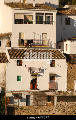 Traditionelle weiß getünchte Häuser mit Wäscherei in Setenil de las Bodegas, Andalusien, Spanien. Typische Dorfszene in der Provinz Cadiz. Stockfoto