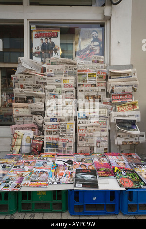 Racks von Zeitschriften und Zeitungen außerhalb Zeitungsladen Kings Road London UK Stockfoto