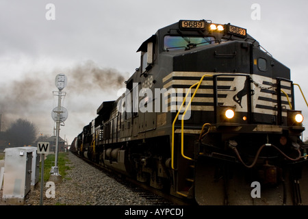 Diesel Lokomotive ziehen Fracht Stockfoto