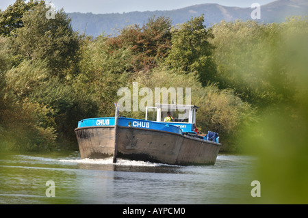 EIN LASTKAHN AUF DEN FLUSS SEVERN NÄHERT SICH CEMEX S RIPPLE STEINBRUCH IN GLOUCESTERSHIRE Stockfoto