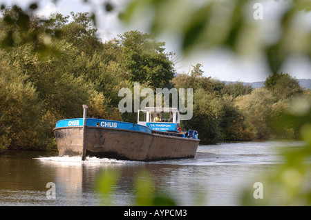 EIN LASTKAHN AUF DEN FLUSS SEVERN NÄHERT SICH CEMEX S RIPPLE STEINBRUCH IN GLOUCESTERSHIRE Stockfoto