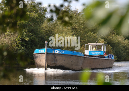 EIN LASTKAHN AUF DEN FLUSS SEVERN NÄHERT SICH CEMEX S RIPPLE STEINBRUCH IN GLOUCESTERSHIRE Stockfoto