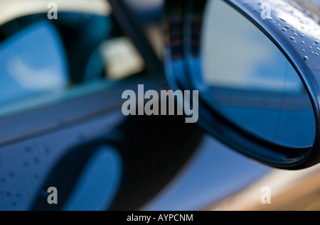 ABSTRAKTES BILD VON AUTO-RÜCKSPIEGEL IM REGEN Stockfoto