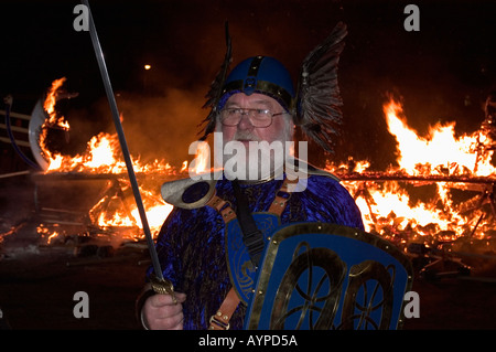 UK Schottland, Shetland-Inseln, UP HELLY AA, Winter Viking Fire Festival, Januar 2005, LERWICK Mann & brennenden Wikingerschiff Stockfoto