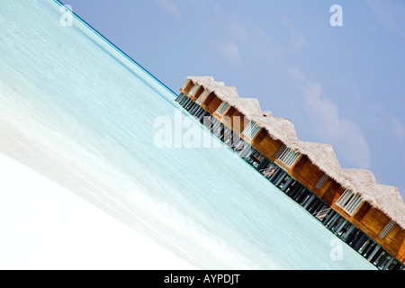 Wasserbungalows im Anantara Resort auf den Malediven Stockfoto