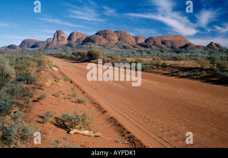 Australien Northern Territory Uluru National Park Katatjuta The Olgas mit roten Piste im Vordergrund Stockfoto