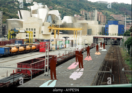 Guggenheim Museum, Bilbao, Nordspanien, zeigt die Nähe zu den angrenzenden Güterzug-Hof. Stockfoto