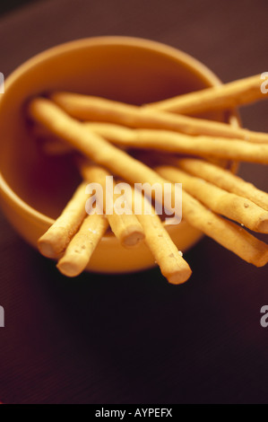 Grissini Brot Sticks in einem gelben Schüssel Stockfoto