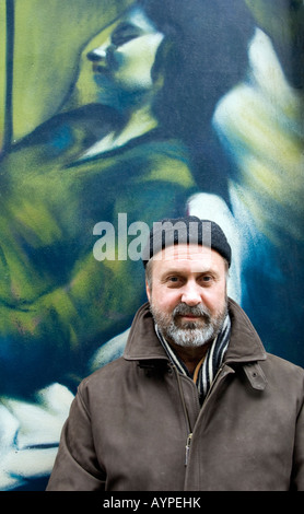 Handsome bärtiger Mann in eine Kappe vor Graffiti von einer schlafenden Frau stand. Stockfoto