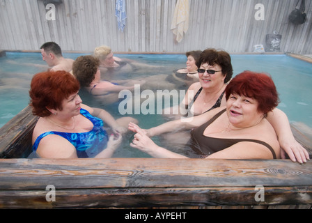 Gruppe von Babushkas genießen ein Bad im Thermalbad am Ozerki in der Nähe von Petropawlowsk-Kamtschatski in Kamtschatka russischen Fernen Osten Stockfoto