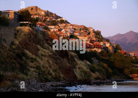 Blick auf den Sonnenuntergang von Molyvos, Griechenland, ein kleiner Hügel-Stadt auf der Insel Lesbos. Stockfoto