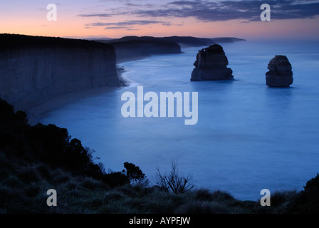 Nach Osten Blick auf The Twelve Apostles vor Sonnenaufgang, Victoria, Australien Stockfoto