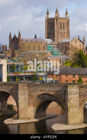 Hereford Kathedrale gesehen über die mittelalterliche Brücke Kreuzung River Wye Hereford Herefordshire England EU UK Stockfoto