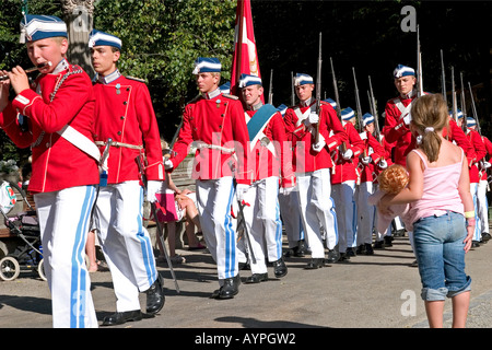 Der Tivoli Guard marschieren, während ein kleines Mädchen Tivoli Kopenhagen Dänemark beobachtet Stockfoto