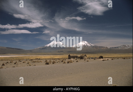 Payachatas Vulkane und landwirtschaftliches Gebäude, Cordillera Occidental, Nationalpark Sajama, Bolivien Stockfoto