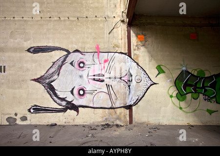 Eine eigentümliche Graffiti in einer Brownfield-Website-Fabrik. Graffiti Étrange Dans Une Usine Désaffectée. Stockfoto