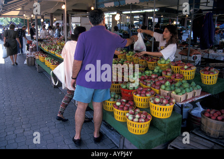 Menschen kaufen Äpfel an eine Frucht stehen in der Atwater Market, Montreal, Quebec, Kanada Stockfoto