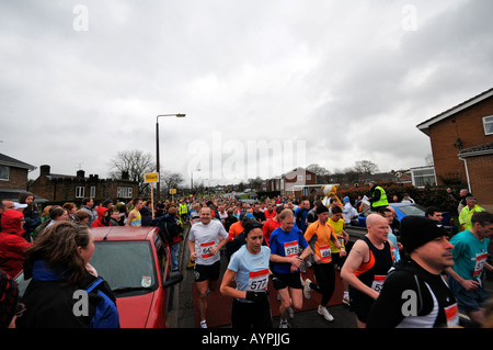 große Massen von Marathon-Läufer an der Startlinie Dronfield 10k laufen Sheffield South Yorkshire England Stockfoto